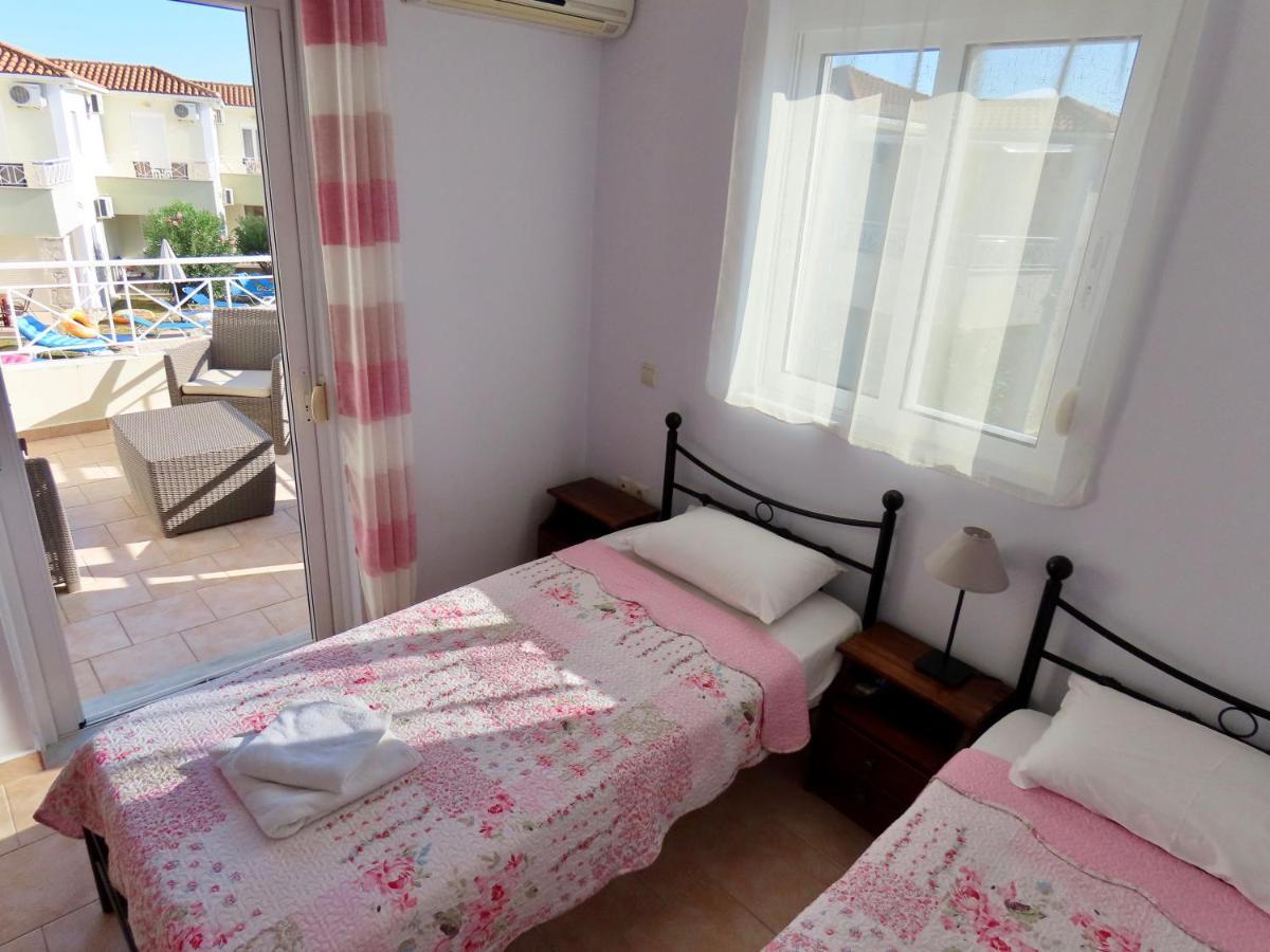Phoebes Place At Kalamaki Court, 2 Bedroom Villa With A Shared Pool Exterior foto